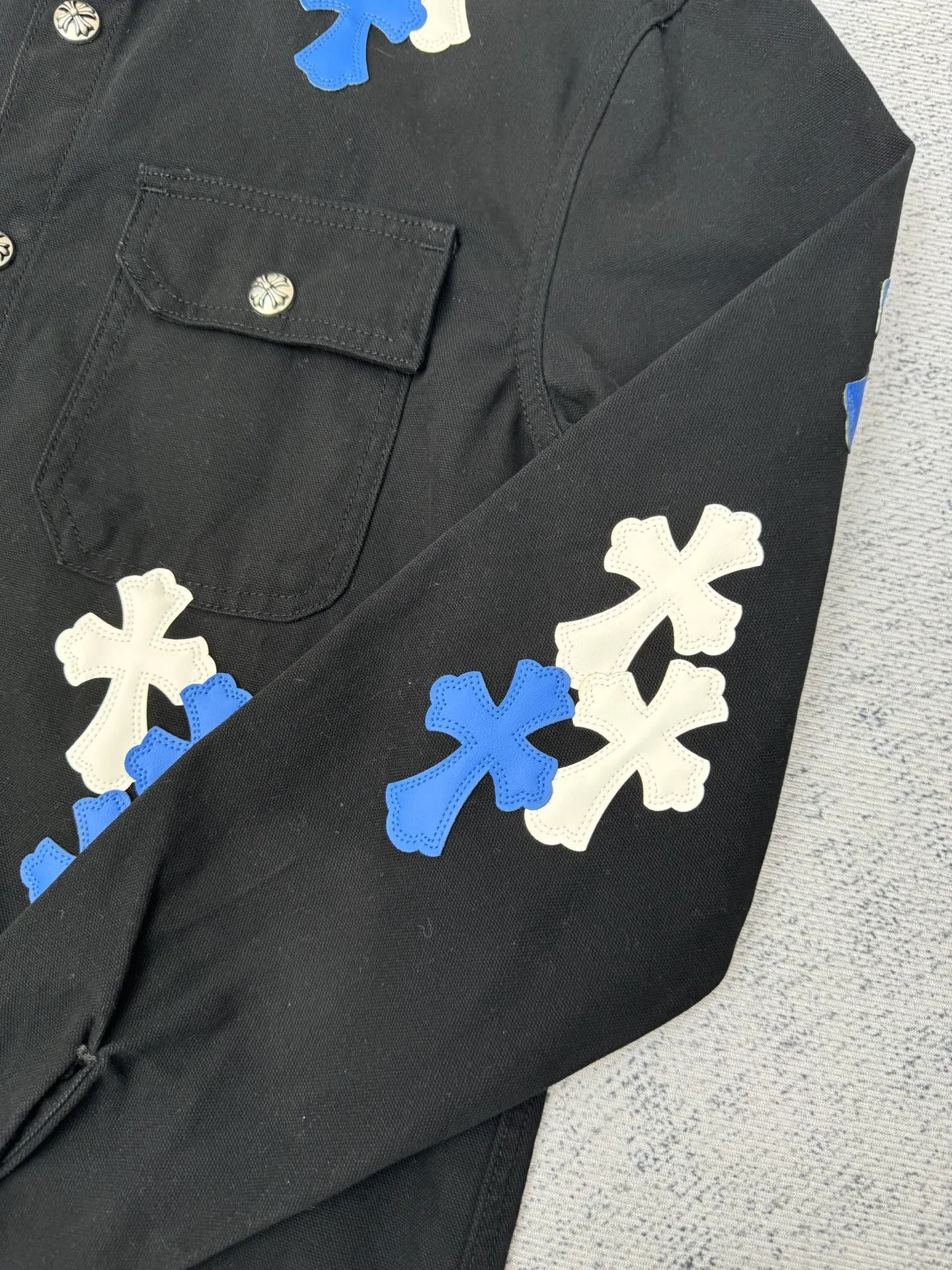 P590 Chrome Heart CH leather workwear denim jacket Size: S/M/L The original version was purchased for HK26,680 and developed for 25 years as a new series. It is made of high-ounce twill denim fabric (the color is exclusive blackish blue, distinguishing it from pure black on the market), and the two-color cross is artificial leather (all individually dyed, with the same texture and no color difference). The stitch length, thread color, and wiring of the car are exactly the same. The inner leather is made of first-layer calfskin, with regular cross stitching, special machine sewing and edge stitching, 925 silver electroplated hardware, and consistent oxidation and distressing effects.